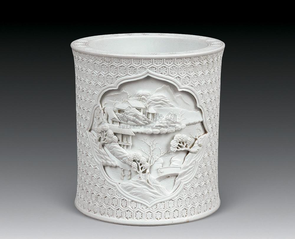 【清晚期 素瓷锦地开光山水人物笔筒】拍卖品