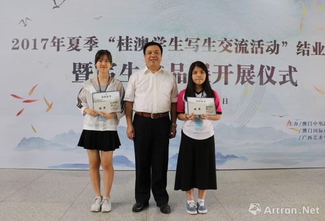 结业典礼上,郑军里院长向澳方嘉宾赠送了由广西艺术学院