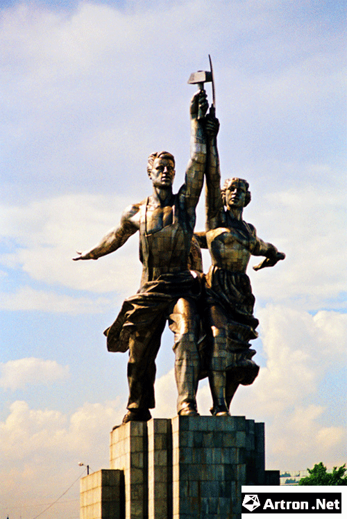 全俄国民经济展览中心大门上的工人农民雕像,莫斯科电影制片厂出产的