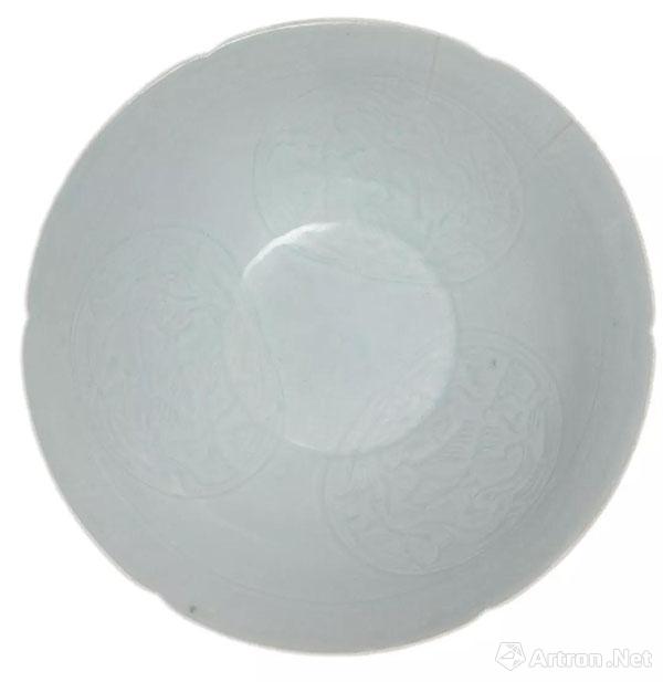 青白釉团凤纹斗笠碗 d 17.9cm