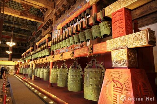 中华和钟是为了迎接新千年的到来,以2400年前的曾侯乙编钟为原型进行设计,1999年11月制作完成的青铜编钟,安放在享殿正中,成为太庙馆藏文物,由江泽民主席2000年1月1日上午首先鸣响。 中华和钟架高3.8米,宽21米,共重17吨。三层共108个。上层34个钮钟,代表我国31个省、自治区、直辖市和台湾、香港、澳门;中层56个甬钟代表我国56个民族;下层18个镈钟,中间16个代表中华民族的16个历史时期,两侧两个象征当今世界的主旋律和平与发展。重达320公斤的中央镈钟上,镌刻着江泽民主席题写的中华