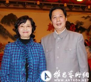 全国政协委员,诗书画家汪国新与著名京剧演员杨春霞在一起.