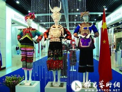 展厅中的中国少数民族传统服饰