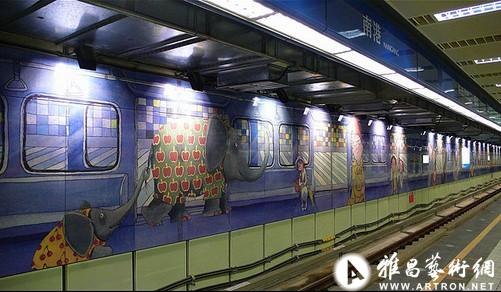 几米“地下铁”进驻捷运南港站,是台湾首次将本土创作经典融入捷运站的设计。 “你固定在那一站上车?在那一站下车?车站中的人群总是来去匆匆。有人会在地下铁的出口等你吗?” 随着地铁悠然滑进南港捷运站,几米“地下铁”内的经典画面,就在月台、楼梯墙面向你招手。这一剎那,虚构化为真实。 这是台湾自1993年设置捷运公共艺术以来,首次将本土创作者的经典作品,融入车站设计,在国外却行之有年。 台北捷运南港站于2008年1