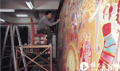 其画作前合影(2011年9月) 画家贺明在创作《中国—东盟博览会》