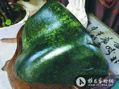 藏玉,顾名思议即产于西藏的墨绿玉,在民间素有"药王石"的美称.
