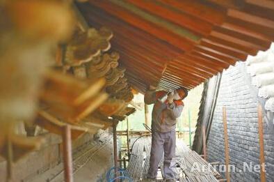 施工人员正在对关林古建筑进行修缮