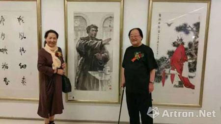 赵华胜与妻子黄巍在参展作品前合影