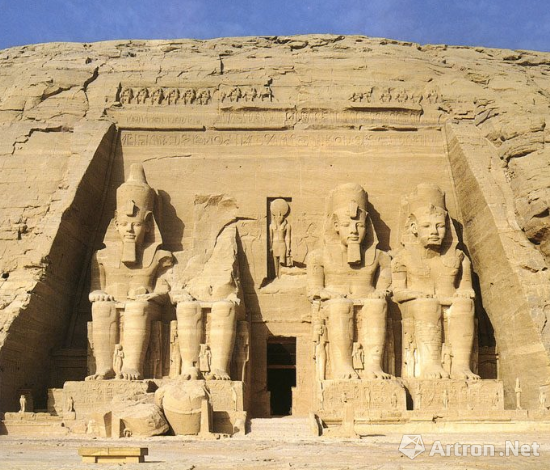 阿布辛贝神庙前的四尊巨神像