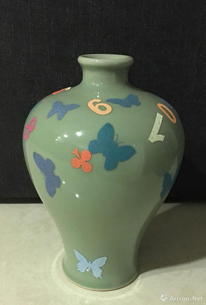 瓷瓶油画《大家闺秀》<br>Oil painting on porcelain vase 《Graceful Lady》