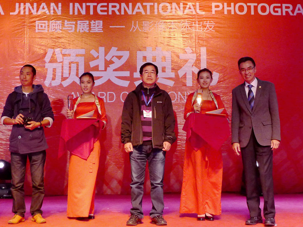 管一明《城市印记》获得2012中国济南国际摄影双年展最佳摄影师大奖