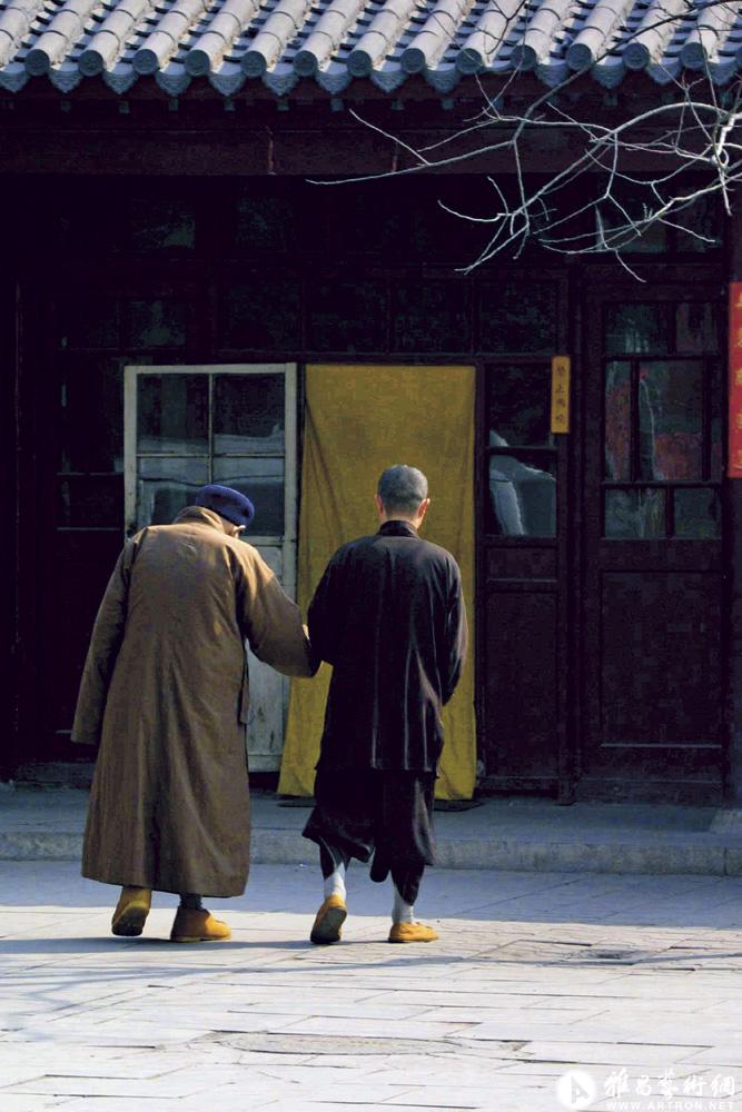 王纪言作品：2001年冬至，河北正定大佛寺，弟子扶师傅回房。