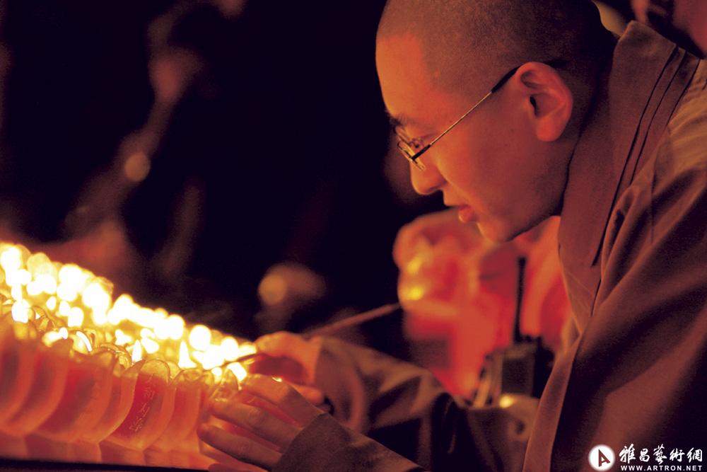 王纪言作品：农历二月十九观音菩萨诞辰日，普陀山的僧人点灯。