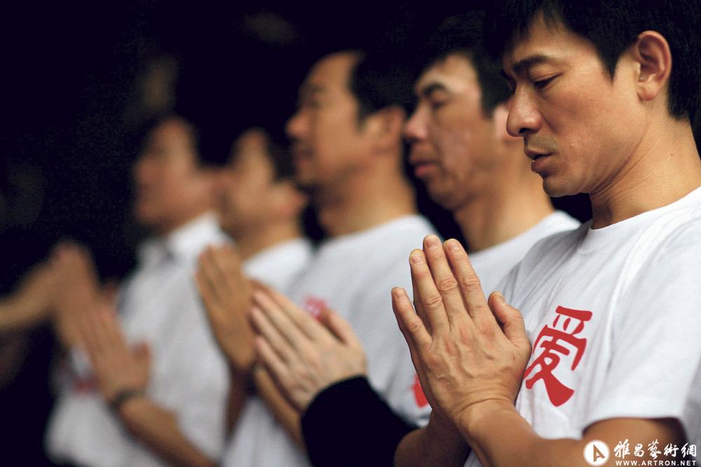 王纪言作品：2008年5月，四川成都宝光寺，“以生命的名义”汶川地震慈善晚会前的祈福仪式。