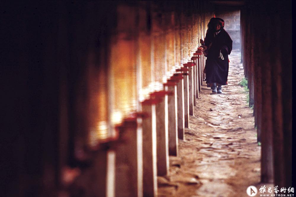 王纪言作品：拉萨大昭寺，远道而来的转经人。