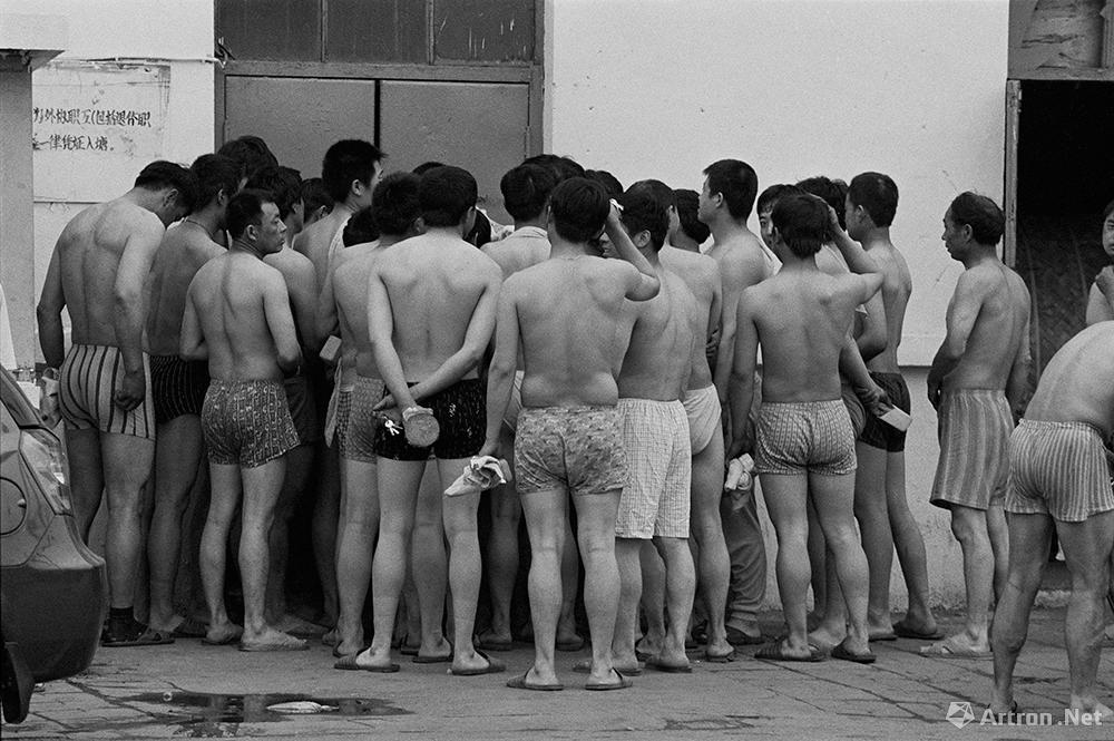 王玉文作品：2000年 大连造船厂工人在等待浴池开放