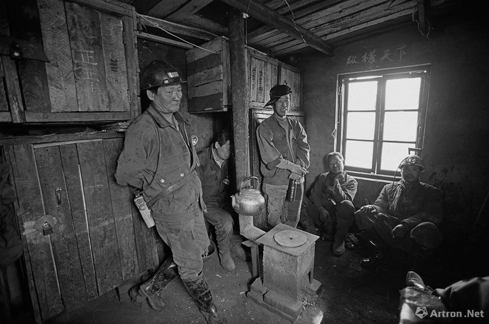 王玉文作品：2002年 阜新平安煤矿的矿工在井口休息室等待下井