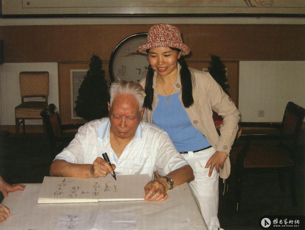 2005年6月25日，原中央军委副主席张震上将为创作作品题字“义勇军进行曲”同时题“丹青妙笔绘英模”赠康金梅同志