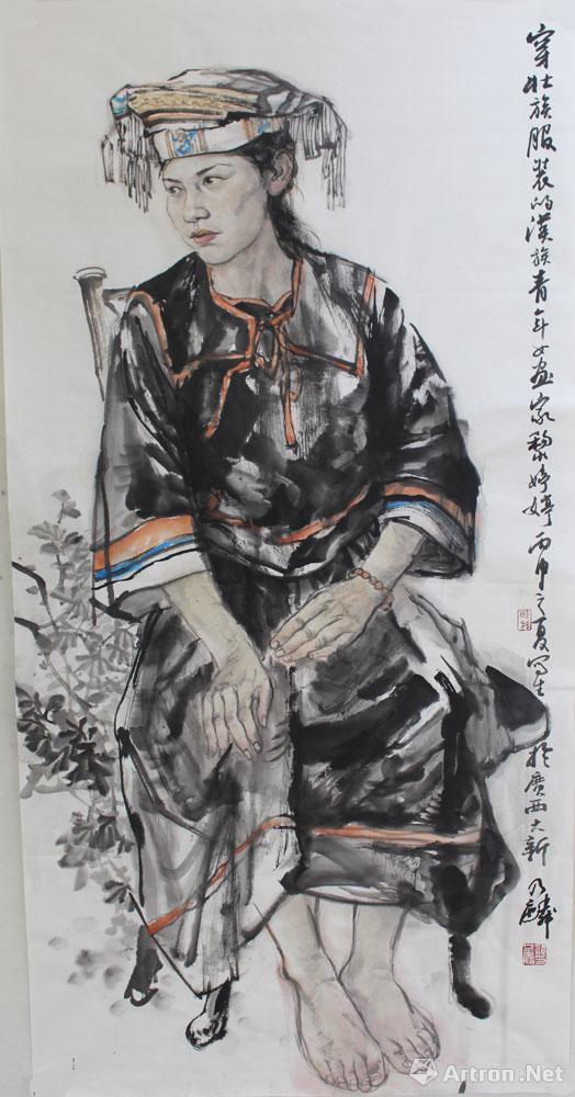 穿壮族服装的汉族青年女画家