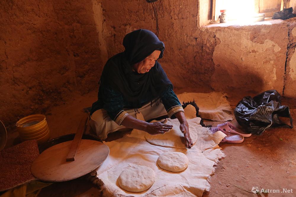 王卫光作品：摩洛哥组照 羊皮案板做大饼