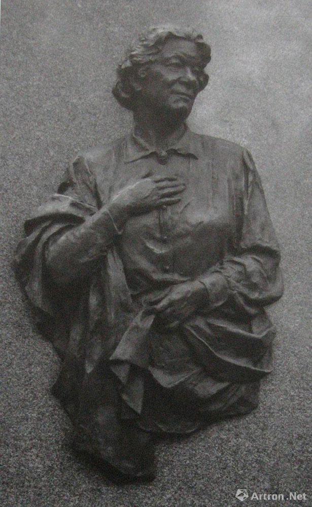 苏联人民艺术家E.P.科尔恰金娜- 亚历山德罗夫斯卡亚的肖像（墓碑的局部），建筑师为V.A.卡缅斯基，G.L. 阿什拉皮扬