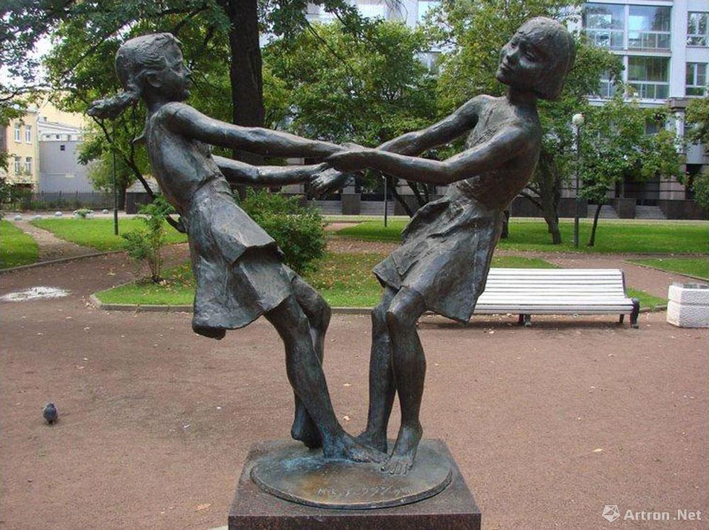 《小女孩》雕塑群，建筑师为V.德米特里耶夫，V.帕先科。为日本大阪复制创作。碑