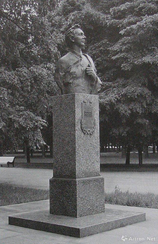V.S.Чичерев的纪念像，建筑师为V.A.彼得罗夫