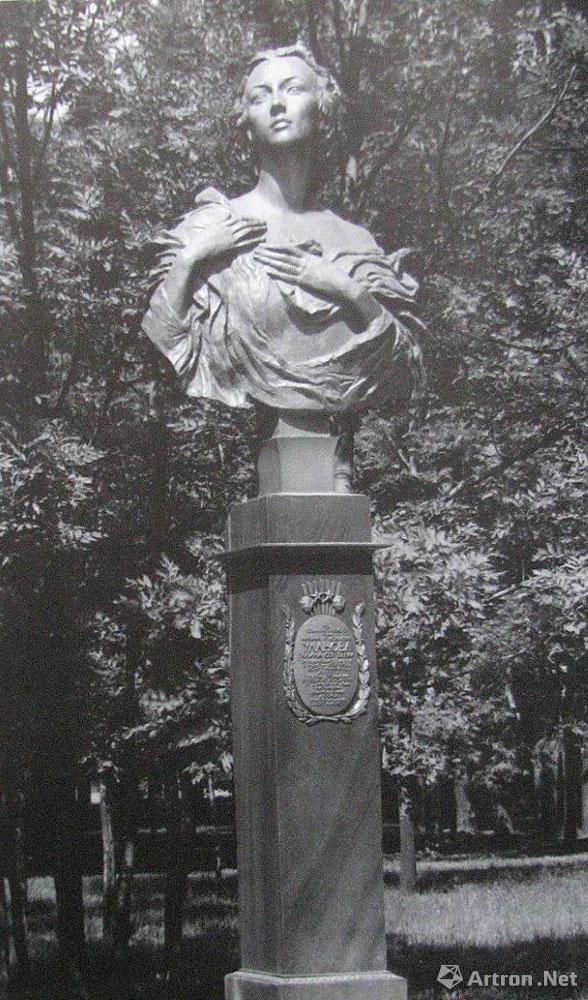 G.S.乌兰诺娃的纪念像，建筑师为V.B.Бухаев