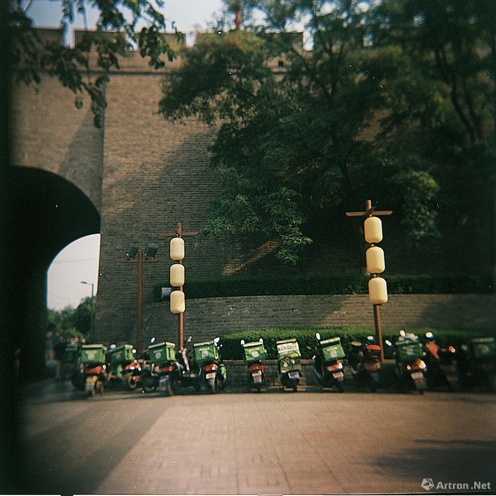 左伟作品：城墙下的京东送货电单车 2015年9月