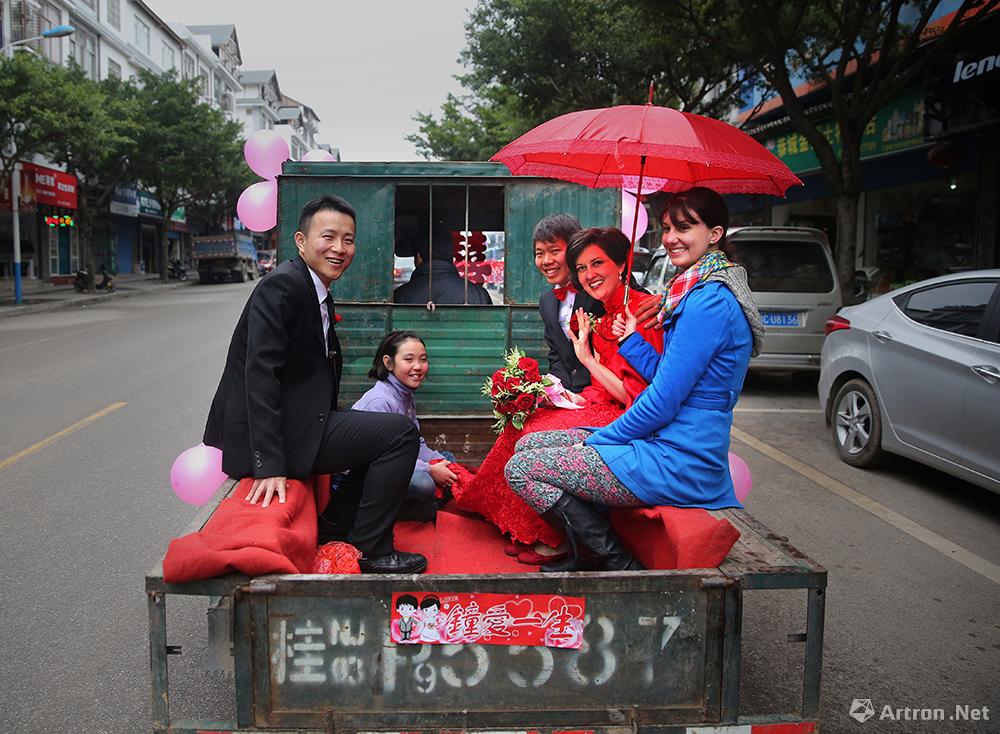 桂林街头“中外”婚礼
