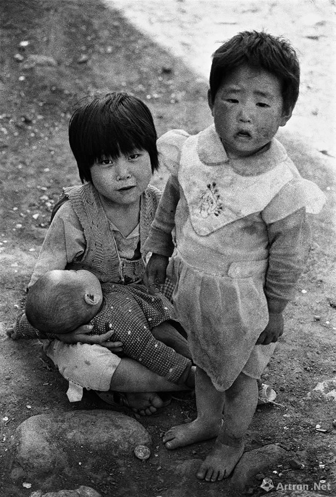 谢军作品：1990.6 照顾弟弟的两个姐姐。“重男轻女”现象在许多国家似乎成了顺理成章的事情。