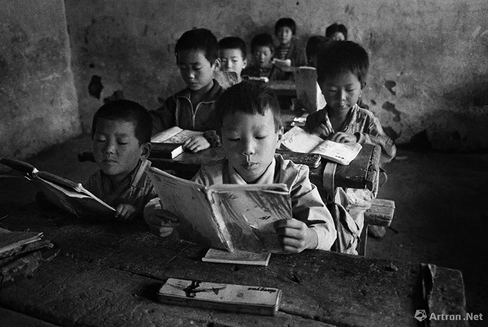 谢军作品：1991.9 辽宁省 朝阳市 在简陋环境里学习的孩子。