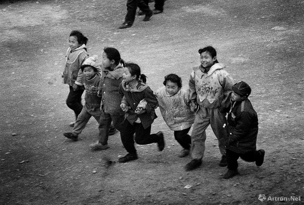 谢军作品：1993.1 贵州省 黔东南苗岭 节日里快乐的山村儿童。