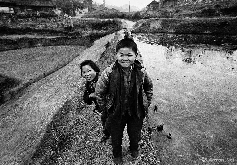 谢军作品：1993.2 1993.2 云南省红河哈尼族彝族自治州 个旧市 在村头玩耍的儿童。
