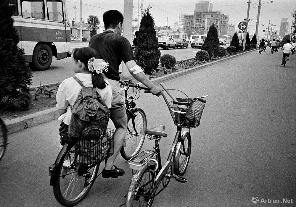谢军作品：1990.8 沈阳 北陵大街 打工者每天都准时接女儿放学回家。