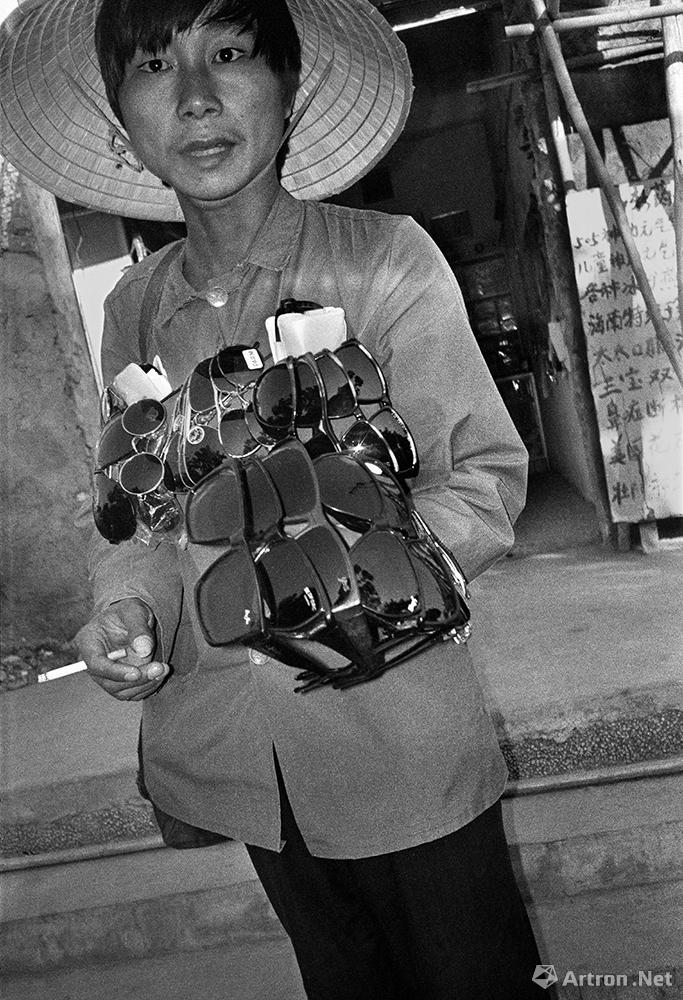 谢军作品：1990.12 海南省 三亚市 流动贩卖眼镜的青年。