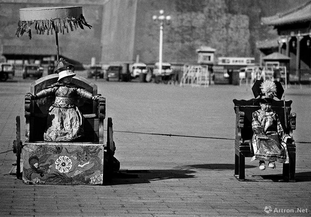 谢军作品：1991.5 小皇帝与小皇后 在沈阳故宫广场上拍照的“小皇帝”和“小皇后”。