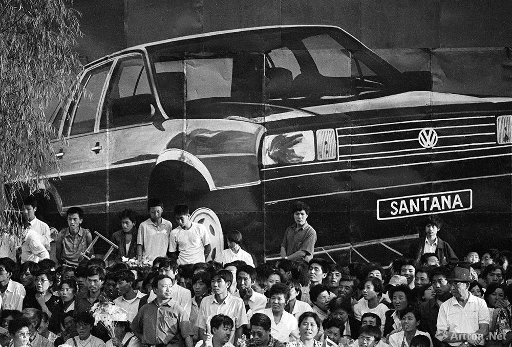 谢军作品：1991.10 沈阳 正在观看游行的人群，身后的广告牌是流行的上海产桑塔纳轿车。