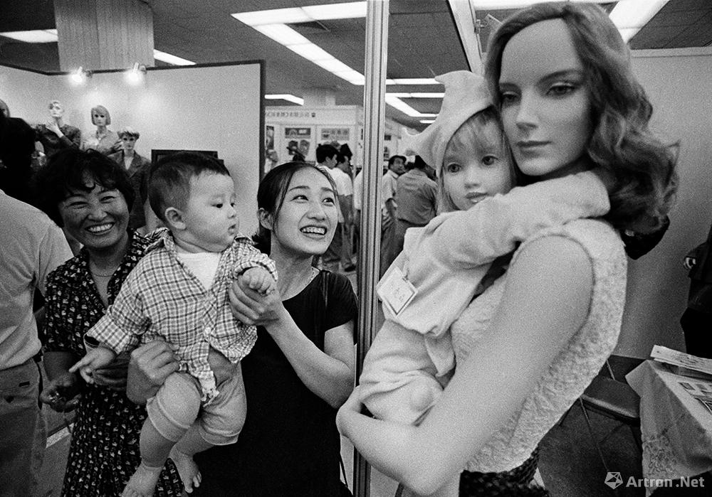 谢军作品：1993.8 吸引 辽宁省 大连市 在服装展示会场，假“母子”吸引了真母子。