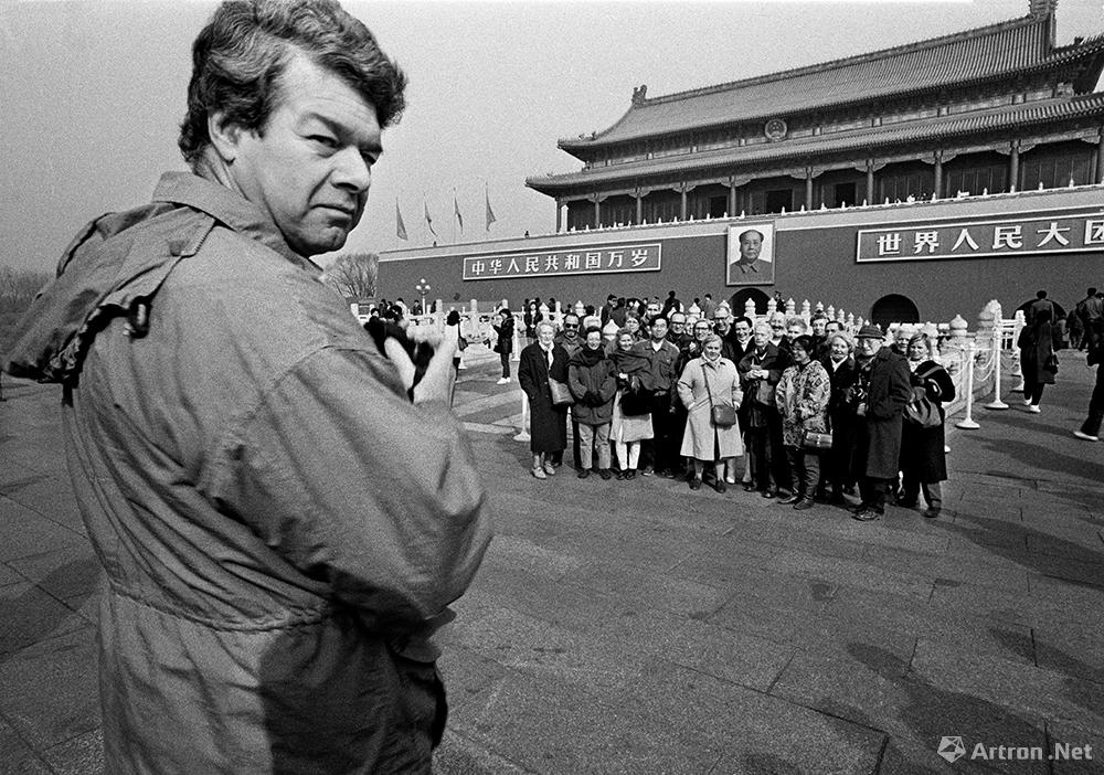 谢军作品：1993.9 北京 在天安门前留影的外国游客。