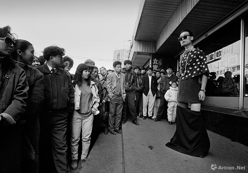 谢军作品：1994.4 沈阳和平区太原街步行街经营时髦女装的韩国老板元喜渊为了招揽生意。