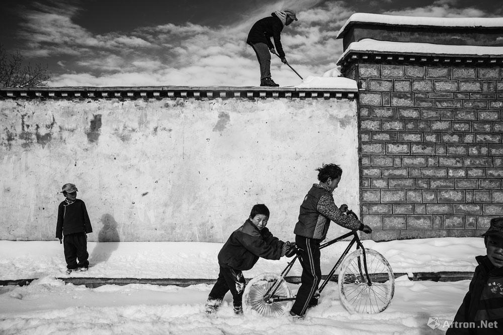 王伟涛作品：雪后玩耍的孩子