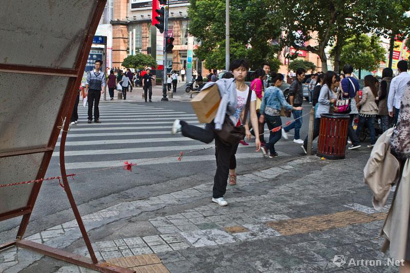 周国献作品：武汉市民生路与中山大道交汇处，商家拉绳圈地逼市民做跨栏运动。