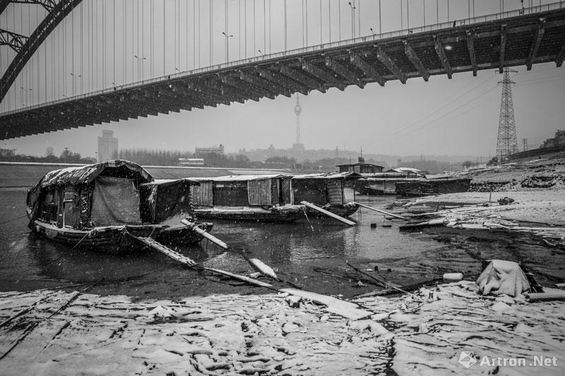 周国献作品：大雪过后，武汉晴川桥下的汉江水上人家还在梦乡，连接陆地的跳板被风雪吹打得七零八落。