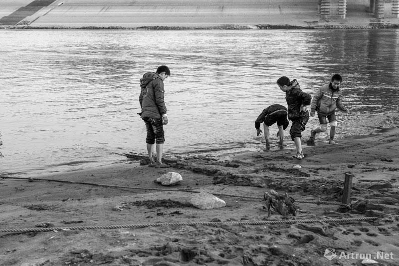 周国献作品：几个少年在武汉晴川桥下汉江边玩泥巴，以自己的方式欢度平安夜。