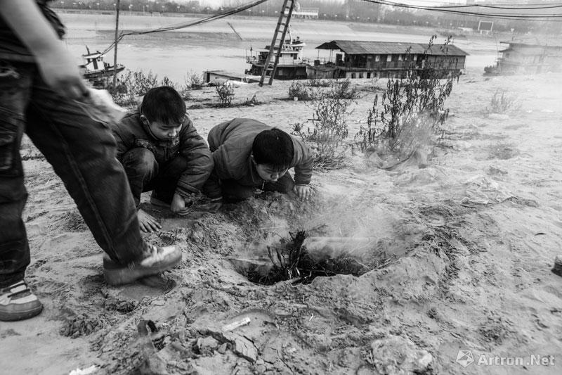 周国献作品：几个小男孩在汉江堤上拔草烤红薯。