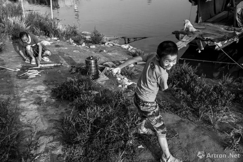 周国献作品：儿童节，武汉江汉一桥附近汉江水上人家的孩子。
