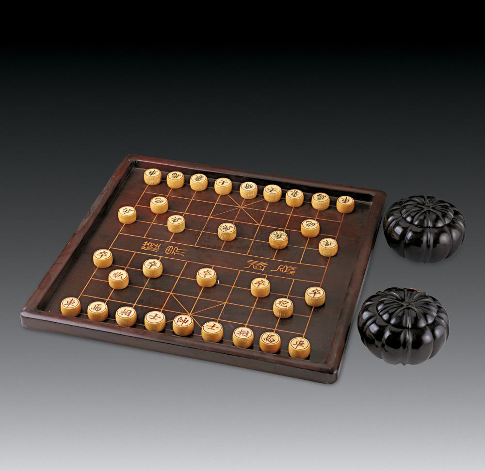 0570 清末 鸡翅盒(二只)红木棋盘(一件)象牙棋子(套)