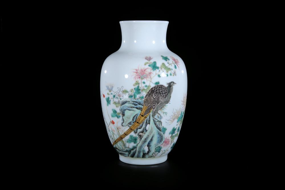 0089 民国 《怀仁堂》款粉彩花鸟菊石纹瓶