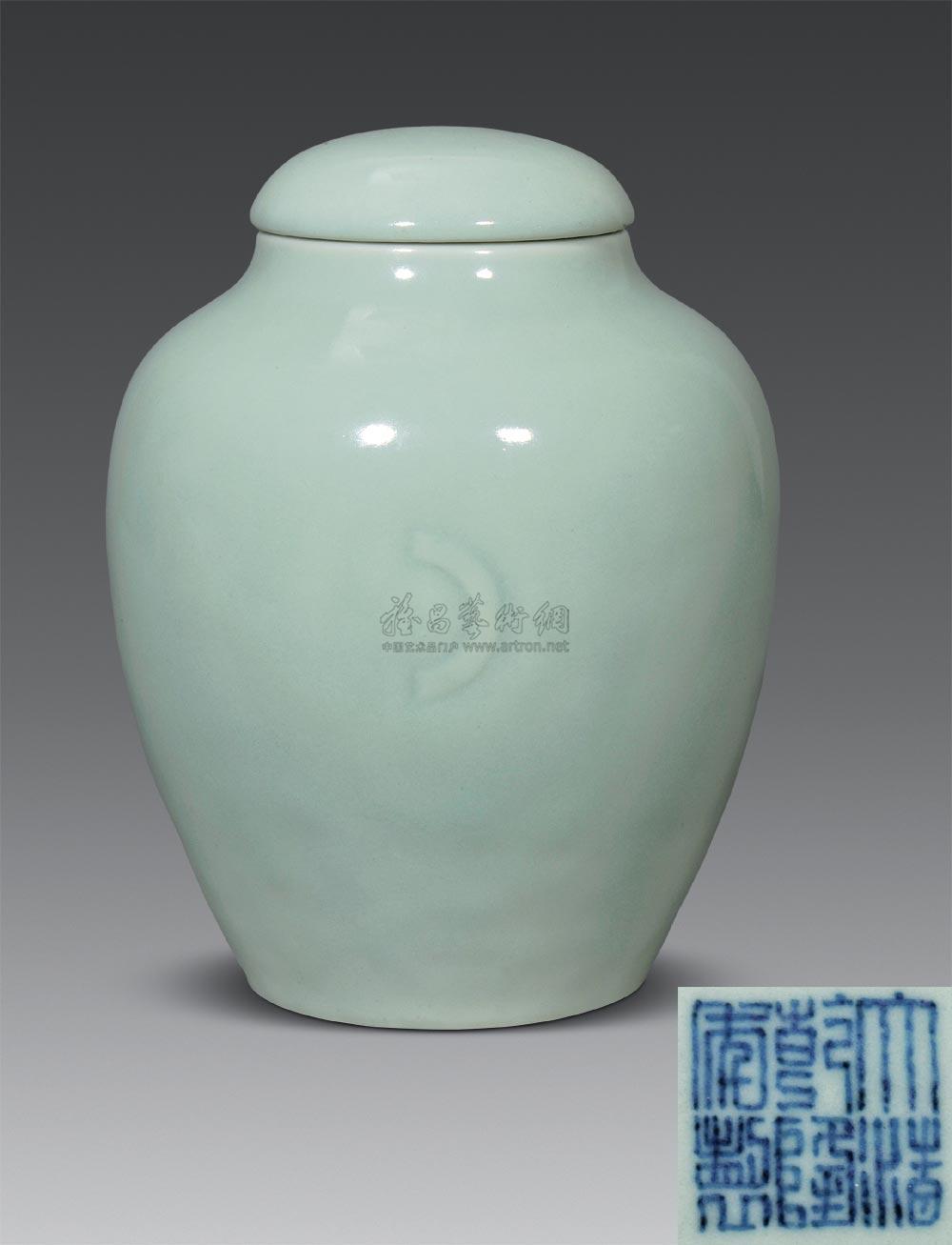3800 清乾隆 豆青釉月牙罐
